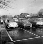 857707 Gezicht op de parkeerplaats bij het N.S.-station ( parkeerhalte ) Bussum Zuid te Bussum.